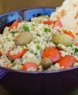 Tabouleh fresco con pomodori, olive, prezzemolo e menta