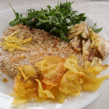 Tonno rosso in crosta di sesamo, chips di patate e carciofi
